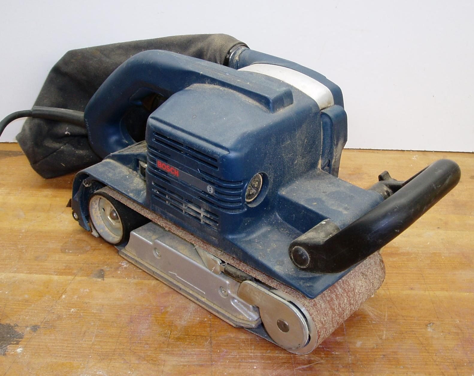 Lixadeira de cinta em bancada de assistência técnica, Goiânia